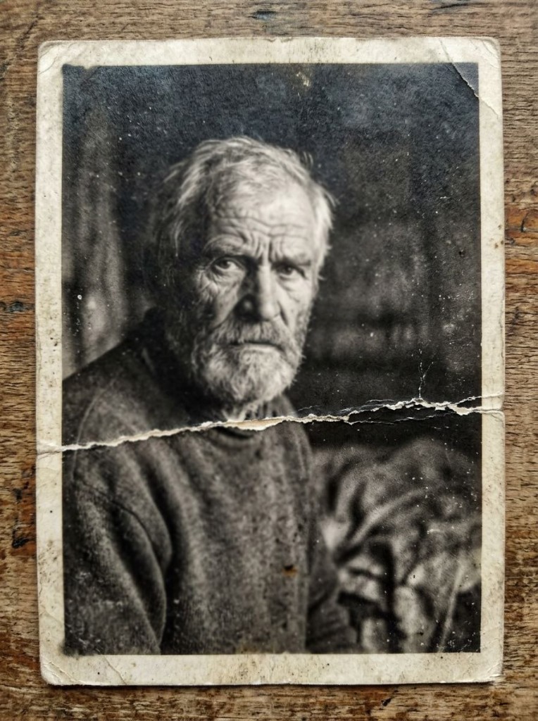 До: старая ч/б фотография с трещинами и разрывами